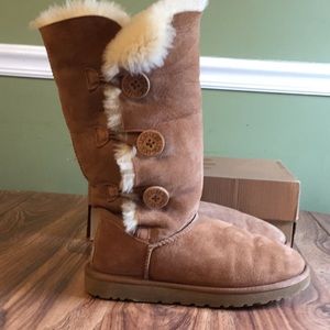 UGG Bailey button boots size 8 color chestnut